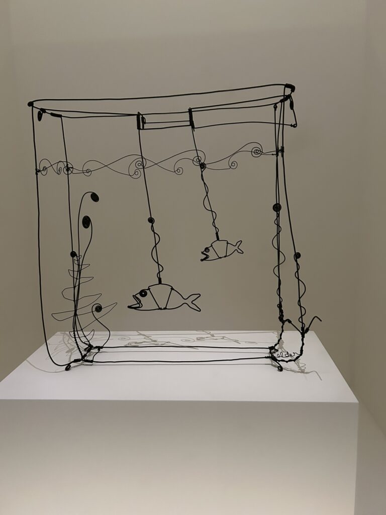 Oeuvre en fils de fer de Calder : Poissons
